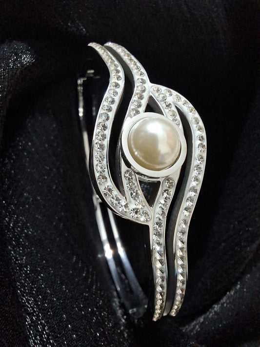 Silver pearl bracelet